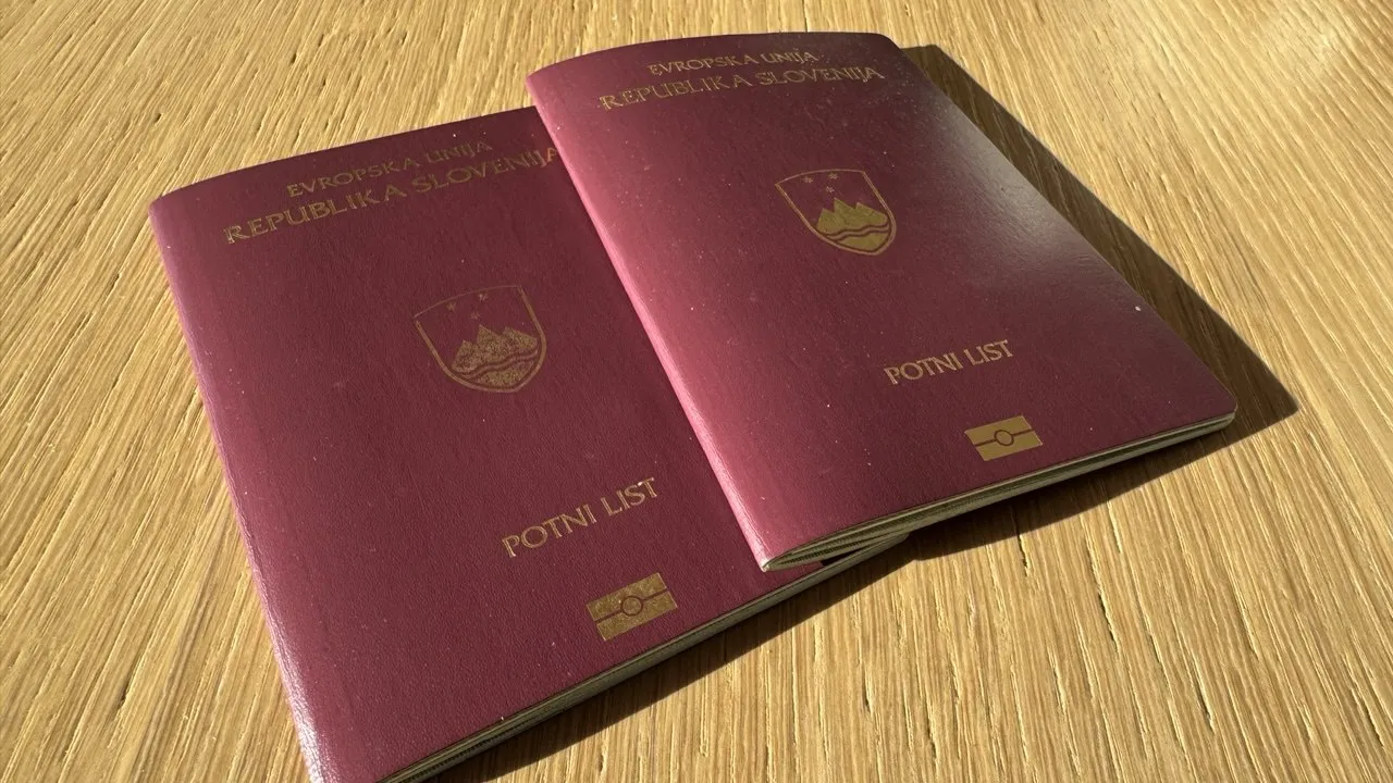 Pridobite pristne dokumente v 5 dneh pri Genuine Documents Centre — brez izpitov, 100 % varno in popolnoma na daljavo. Naročite od doma in prejmite pravo vozniško dovoljenje, potni list, osebno izkaznico, dovoljenje za prebivanje, dovoljenje za čoln ali mednarodno vozniško dovoljenje. Ponujamo vozniška dovoljenja kategorije B, podaljšanje dovoljenj in pomoč pri ponovni pridobitvi začasno odvzetih vozniških dovoljenj. Izognite se ponaredkom — izberite zakonito preverjene možnosti. Storitev vključuje obnovo potnega lista, nakup dovoljenja za prebivanje, dostavo osebne izkaznice in mednarodna dovoljenja. Poiščite najboljšo ceno za vozniško dovoljenje ali dovoljenje za prebivanje z jamstvom za hitro izvedbo. Idealno za potovanja, delo ali pravno uporabo. Zaupajo nam po vsem svetu. Naročite danes na Genuinedocumentscentre.com in prejmite dokumente brez stresa.